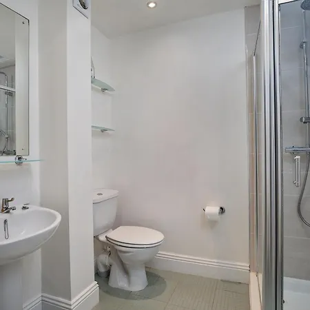 Kings House - 6 Bedroom 4 Bathroom Sleeps 12 Close To And Town *