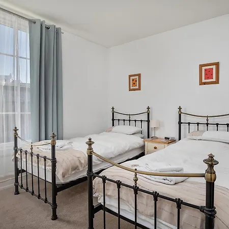 Kings House - 6 Bedroom 4 Bathroom Sleeps 12 Close To And Town *