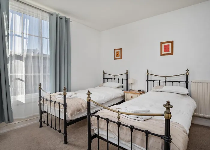 Kings House - 6 Bedroom 4 Bathroom Sleeps 12 Close To And Town *